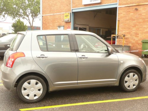 Suzuki Swift auf dem Hof des Reifendienst West in Köln. 