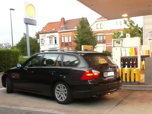 Der BMW an der Zapfsäule bei Shell in Zaventem. 