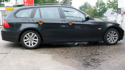 Lassen sich nach einem Teilausfall der Zentralverriegelung nicht mehr öffnen: die Türen auf der Beifahrerseite des BMW 320d touring von Jörg Baier. Lassen sich nach einem Teilausfall der Zentralverriegelung nicht mehr öffnen: die Türen auf der Beifahrerseite des BMW 320d touring von Jörg Baier.