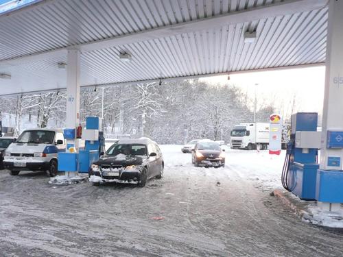 Der BMW macht einen Zwischenstopp an der Autobahn-Raststätte Ohligser Heide. 