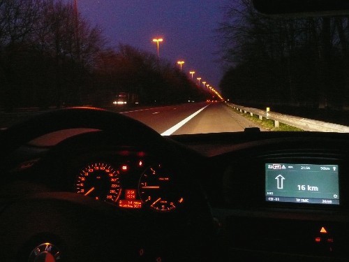 Blick aus dem Cockpit — dank Xenonlicht des 3ers und Autobahnbeleuchtung ist der Fahrbahnverlauf hervorragend zu erkennen. 