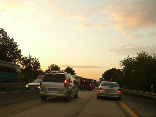 Stau zum Feierabend auf der A8 Richtung Karlsruhe. Stau zum Feierabend auf der A8 Richtung Karlsruhe.