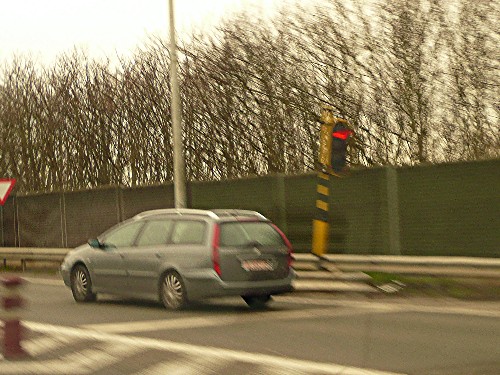 Bereits kurz nach Passieren der Ampel geht deren Signal sofort wieder auf rot. 