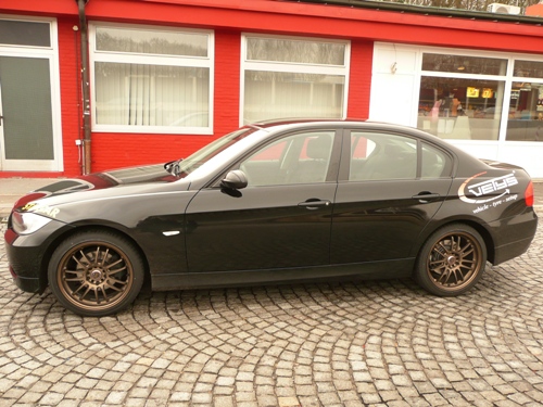 Der mit vetys abgestimmte 318d von der Fahrerseite aus gesehen. Der mit vetys abgestimmte 318d von der Fahrerseite aus gesehen.