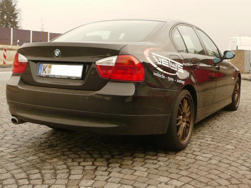 Der mit vetys abgestimmte 318d von schräg hinten rechts gesehen. Der mit vetys abgestimmte 318d von schräg hinten rechts gesehen.