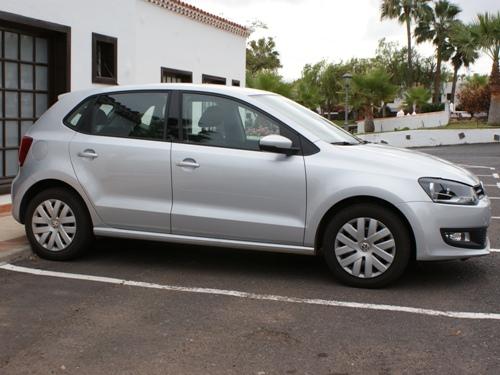 Seitliche Ansicht des VW Polo der 5. Generation. 