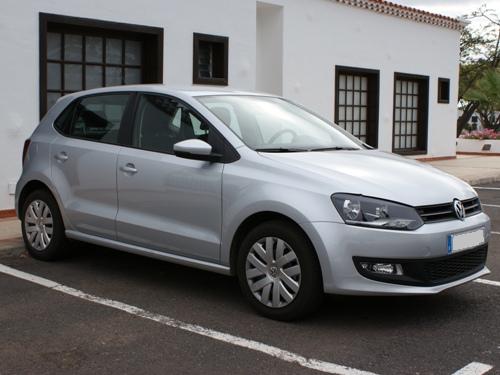 Frontansicht des VW Polo der 5. Generation aus etwa 45° von rechts vorne. 