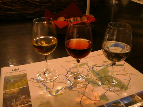 Ausgewählte Frankenweine im Glas bei der Weinprobe im Bürgerspital zum Hl. Geist. 