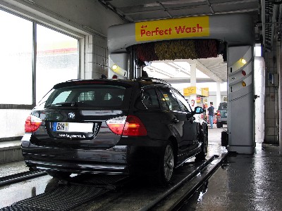 Das Ergebnis überzeugt: Der 3er ist nach der Wäsche wieder blitzsauber. Das Ergebnis überzeugt: Der 3er ist nach der Wäsche wieder blitzsauber.