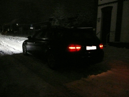 BMW 320d touring auf winterlicher Fahrbahn. 