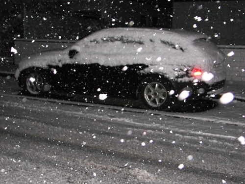 Starker Schneefall lässt den Dreier unter einer Haube aus Schnee verschwinden. 