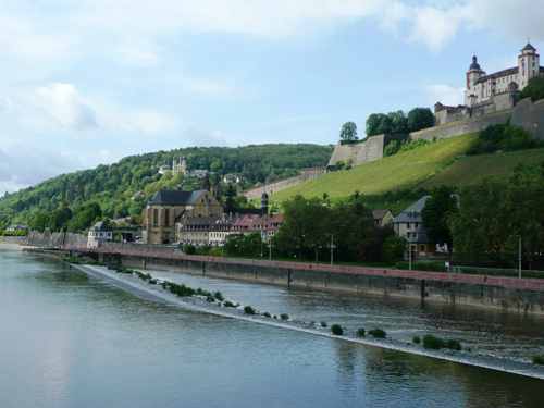 Blick auf den Main und die Würzburger Residenz. 