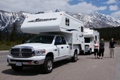 Unterwegs in Kanada mit zwei Reisemobilen von Fraserway RV: Im Vordergrund der von uns gefahrene 9" Truck Camper, dahinter ein 22" Motorhome. 