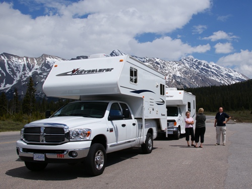 Im Vordergrund der von uns gefahrene 9" Truck Camper, dahinter ein 22" Motorhome. 