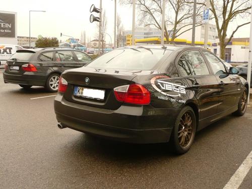 Gegen die stämmig auftretende BMW Limousine mit 18-Zoll-Felgen im Vordergrund wirkt der Kombi mit 16-Zoll-Felgen im Hintergrund zu schmal bereift. Gegen die stämmig auftretende BMW Limousine mit 18-Zoll-Felgen im Vordergrund wirkt der Kombi mit 16-Zoll-Felgen im Hintergrund zu schmal bereift.