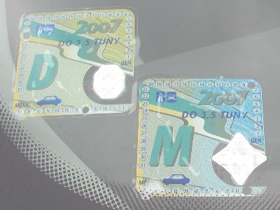 Zwei tschechische Vignetten an der Frontscheibe des BMW: Links die Wochenvignette (neu), rechts die Monatsvignette (aus Februar 2007). Zwei tschechische Vignetten an der Frontscheibe des BMW: Links die Wochenvignette (neu), rechts die Monatsvignette (aus Februar 2007).
