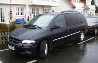 Testfahrzeug Chrysler Voyager: Ansicht Front und Fahrerseite. 