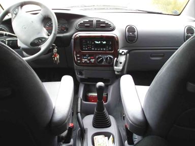 Testfahrzeug Chrysler Voyager: Ansicht Armaturenbrett. Testfahrzeug Chrysler Voyager: Ansicht Armaturenbrett.