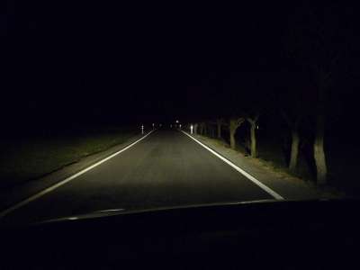 Ausleuchtung der Fahrbahn mit Abblendlicht. 