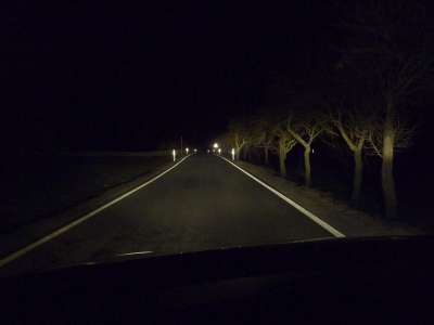 Ausleuchtung der Fahrbahn mit Fernlicht. 