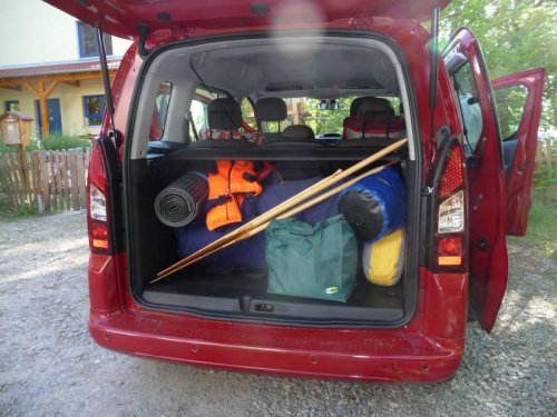 Falt-Canadier und Reisegepäck im Kofferraum des Berlingo. 