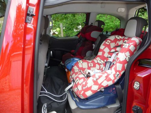 Zwei Kindersitze auf den Rücksitzen des Berlingo. 