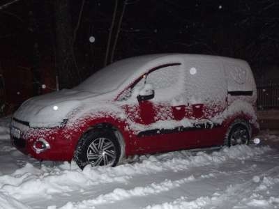 Noch mehr Schnee bei Nacht. Noch viel mehr Schnee.