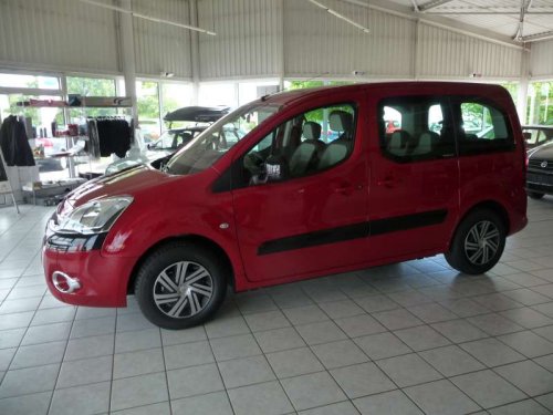 Fahrerseite des Citroën Berlingo in rot mit Black-Paket. 