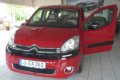 Front des Citroën Berlingo in rot mit Black-Paket. 