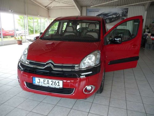 Front des Citroën Berlingo in rot mit Black-Paket. 