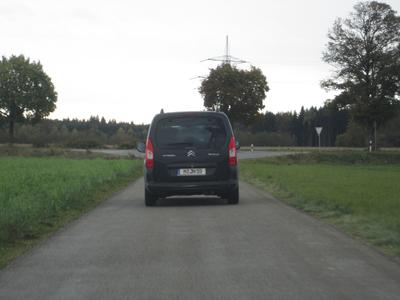 Berlingo auf Landstraße von hinten. 