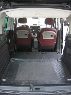 Ohne die Rücksitze wird aus dem Berlingo ein geräumiger Kleintransporter. Berlingo ohne Rücksitze (Ansicht durch geöffnete Heckklappe).