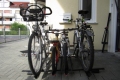 Fahrradträger mit vier Fahrrädern. 