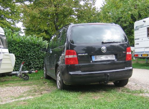 VW Touran auf einem Campingplatz am Gardasee. 