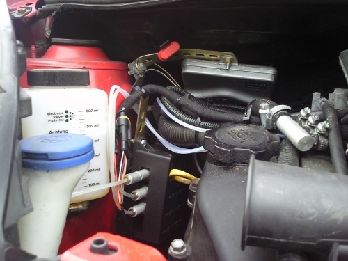 Links der Tank für das Additiv, daneben die Additivdosierung, Schläche zu den Gasinjektoren und ganz hinten das Gassteuergerät (silberner Kasten). Links der Tank für das Additiv, daneben die Additivdosierung, Schläche zu den Gasinjektoren und ganz hinten das Gassteuergerät (silberner Kasten).