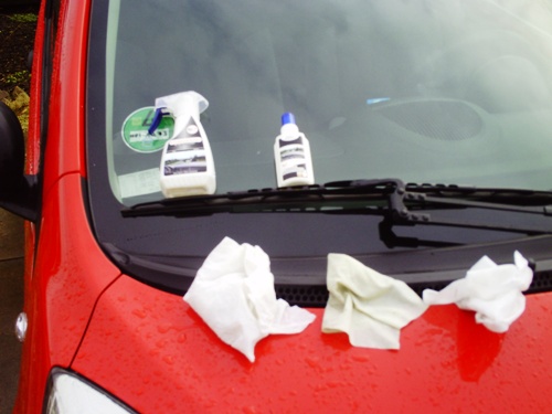 Das Reinigungsset auf dem Auto. Das Reinigungsset auf dem Auto.