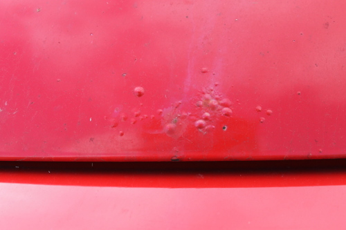 Rost an der Motorhaube. Rostbläschen an der Motorhaube.