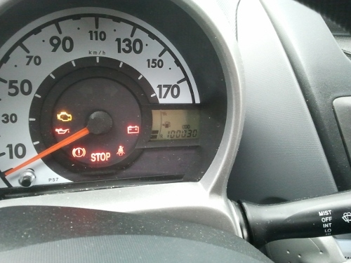 Der Kilometerstand auf dem Tachometer hat die 100.000 erreicht. 100.000 Kilometer sind geschafft.