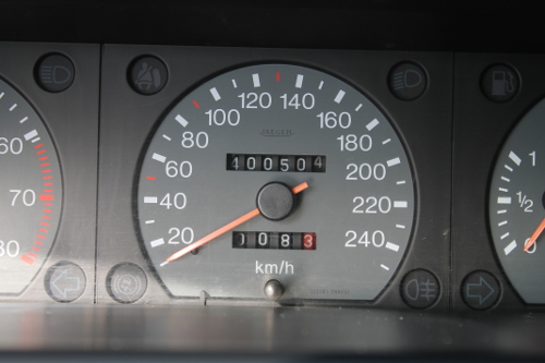 Tachostand: 400.504 Kilometer. Tachometer des Citroën XM.