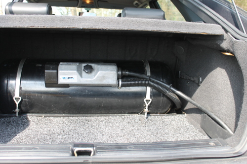 Tank für die Gasanlage. Zylindertank im Kofferraum.