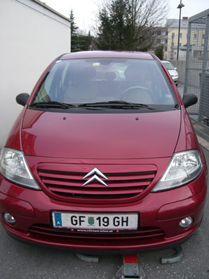 Mein C3, nach dem Service blitz und blank gewaschen von der Werkstätte. Mein C3 auf seinem angestammten Abstellplatz in unserer Wohnhausanlage.