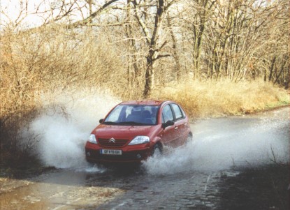 Ansicht meines Citroën C3 beim Driften durch einen Schmelzwassersee. 
