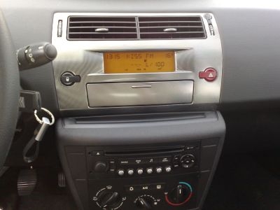 Neues Farbdesign der Mittelkonsole. Mittelkonsole C4 Limousine in Alu-Optik.