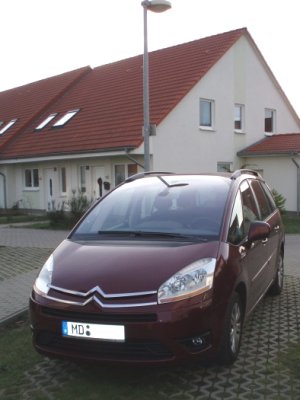 Front- und Fahrerseite eines burlat-roten Citroën C4 Picasso. 