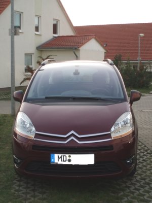 Frontansicht eines burlat-roten Citroën C4 Picasso. 