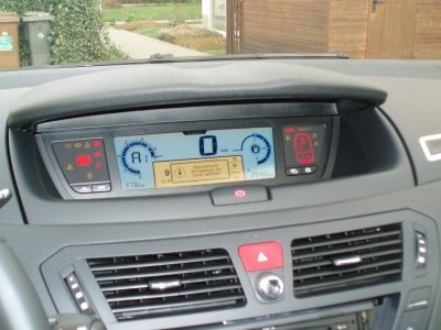 Zentrales Display des Citroën C4 Picasso. 