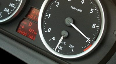 Drehzahlmesser eines BMW kurz vor 7.000 Umdrehungen pro Minute. 