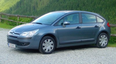 Fahrerseite Citroën C4 Limousine in eisengraumetallic. 