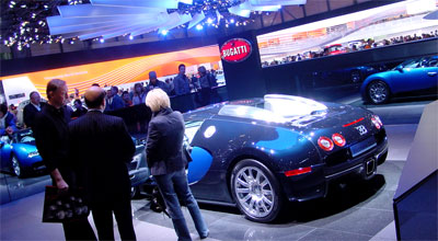 1001 PS, 400 km/h: Bugatti Veyron, im Hintergrund der Audi-Stand. 1001 PS, 400 km/h: Bugatti Veyron, im Hintergrund der Audi-Stand.