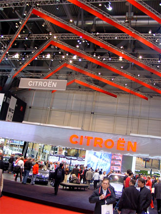 Citroën-Stand mit Doppelwinkel als Deckenhänger. Citroën-Stand mit Doppelwinkel als Deckenhänger.